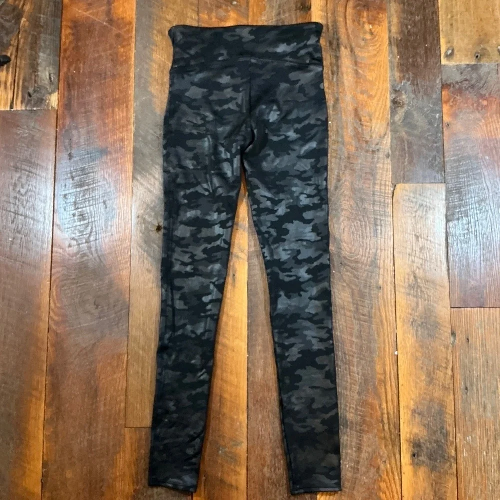 Spanx Faux Leather Camo Leggings Matte Black Size Small NWT - Picture 3 of 8